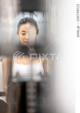 female physical doctor lifestyle 100749522