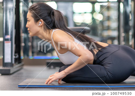 female physical doctor lifestyle 100749530