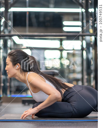 female physical doctor lifestyle 100749531