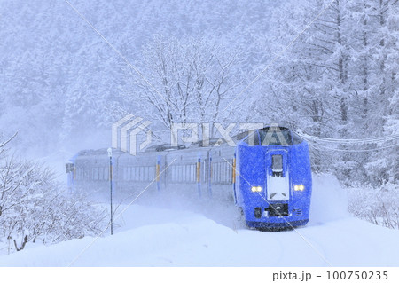 冬の宗谷本線を走る「特急サロベツ」 100750235