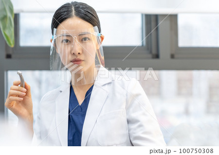 female physical doctor lifestyle 100750308