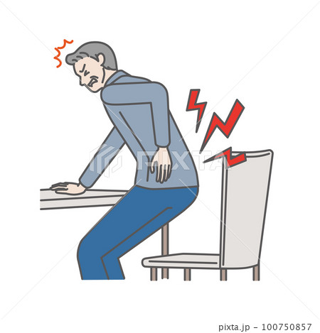 椅子から立ち上がる時、腰が痛いシニア男性 100750857