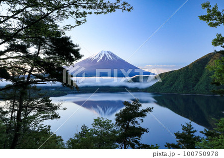 本栖湖の逆さ富士 山梨県 本栖湖の逆さ富士 山梨県 100750978