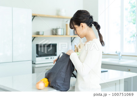 マイバッグを持った若い女性 100751069