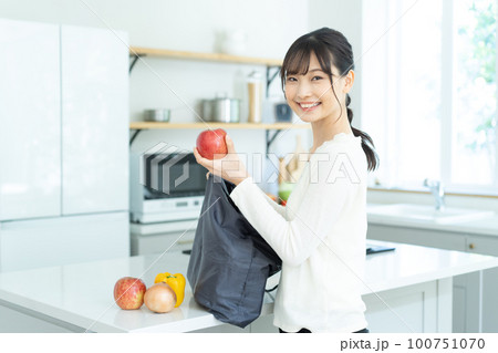 マイバッグを持った若い女性 マイバッグを持った若い女性 100751070