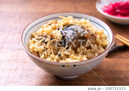 さば味噌煮缶の炊き込みご飯 100751323