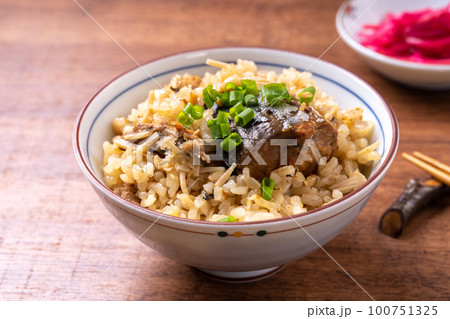 さば味噌煮缶の炊き込みご飯 100751325