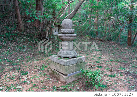 岡山県指定重要文化財　岩屋寺の皇の墓1　岡山県総社市　 100751327