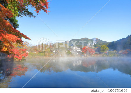 朝霧が残る金鱗湖の湖面に映る湯布院の町の秋景色 100751695
