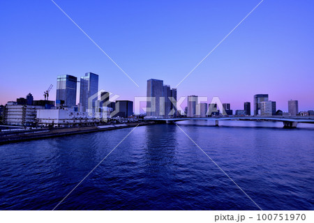 豊洲大橋から観たららぽーと豊洲高層マンションの夕景 100751970