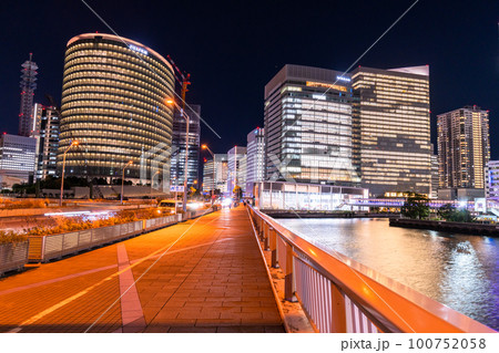 《神奈川県》横浜みなとみらい・オフィスビル群全館ライトアップ夜景 《神奈川県》横浜みなとみらい・オフィスビル群全館ライトアップ夜景 100752058