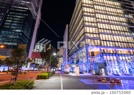 《神奈川県》横浜みなとみらい・オフィスビル群全館ライトアップ夜景 100752060