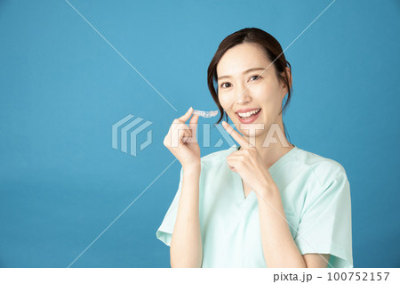 片手でマウスピースを持つ女性 片手でマウスピースを持つ女性 100752157