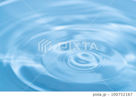 水しぶきのアクションショット 100752167