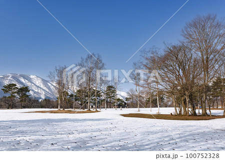 冬期休園中の美しい雪景色の吹上高原キャンプ場 冬期休園中の美しい雪景色の吹上高原キャンプ場 100752328