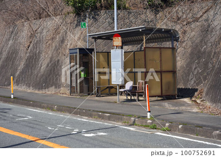 田舎のバス停 100752691