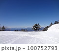 青空と整地された誰もいないゲレンデ 100752793