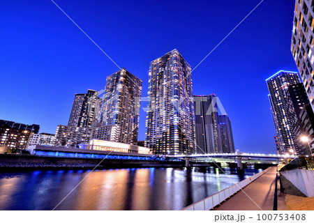 朝潮小橋から見るドゥ・トゥールWEST棟とザ・東京タワーズ ミッドタワーの夜景 100753408