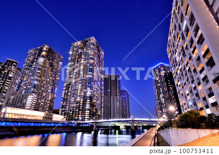 朝潮小橋から見るドゥ・トゥールWEST棟とザ・東京タワーズ ミッドタワーの夜景 100753411