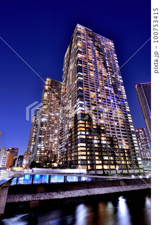 朝潮小橋から見るドゥ・トゥールWEST棟とザ・東京タワーズ ミッドタワーの夜景 朝潮小橋から見るドゥ・トゥールWEST棟とザ・東京タワーズ ミッドタワーの夜景 100753415