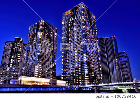 朝潮小橋から見るドゥ・トゥールWEST棟とザ・東京タワーズ ミッドタワーの夜景 朝潮小橋から見るドゥ・トゥールWEST棟とザ・東京タワーズ ミッドタワーの夜景 100753416