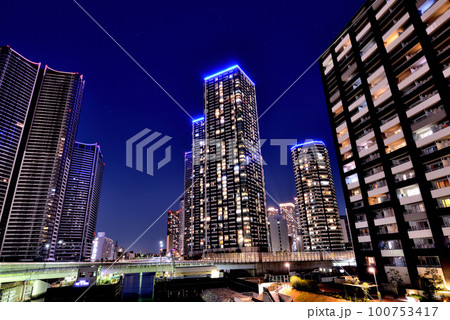 朝潮小橋から見るドゥ・トゥールWEST棟とザ・東京タワーズ ミッドタワーの夜景 朝潮小橋から見るドゥ・トゥールWEST棟とザ・東京タワーズ ミッドタワーの夜景 100753417