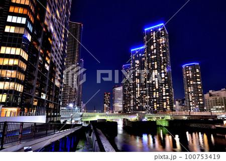 朝潮小橋から見るドゥ・トゥールWEST棟とザ・東京タワーズ ミッドタワーの夜景 100753419