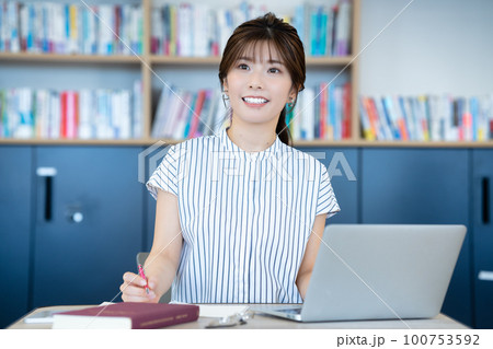 図書館でノートパソコンを使う若い女性 図書館でノートパソコンを使う若い女性 100753592