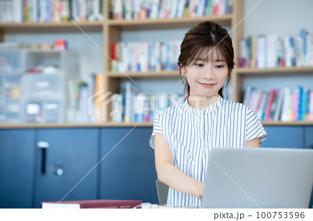 図書館でノートパソコンを使う若い女性 図書館でノートパソコンを使う若い女性 100753596