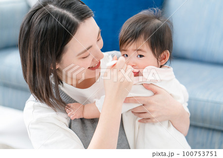 離乳食を食べる赤ちゃん　 100753751