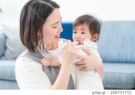 離乳食を食べる赤ちゃん 離乳食を食べる赤ちゃん 100753752