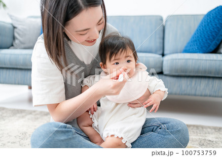 離乳食を食べる赤ちゃん 離乳食を食べる赤ちゃん 100753759