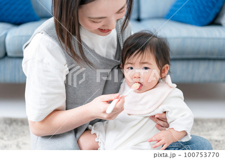 離乳食を食べる赤ちゃん 離乳食を食べる赤ちゃん 100753770