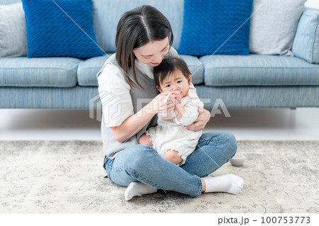 離乳食を食べる赤ちゃん 離乳食を食べる赤ちゃん 100753773
