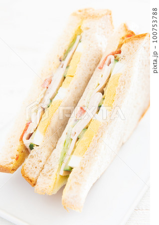 おいしいボローニャソーセージと卵のサンドイッチ おいしいボローニャソーセージと卵のサンドイッチ 100753788