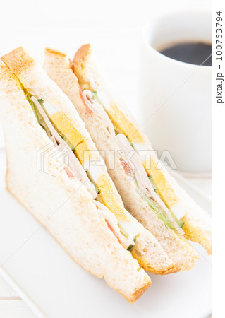 おいしいボローニャソーセージと玉子のサンドイッチとコーヒー 100753794