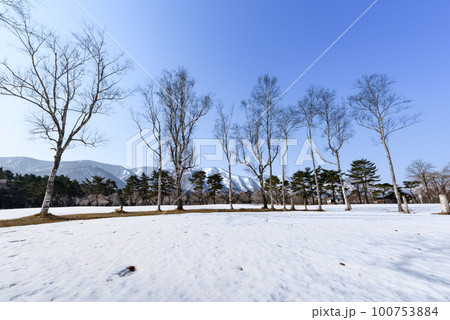 冬期休園中の美しい雪景色の吹上高原キャンプ場 100753884