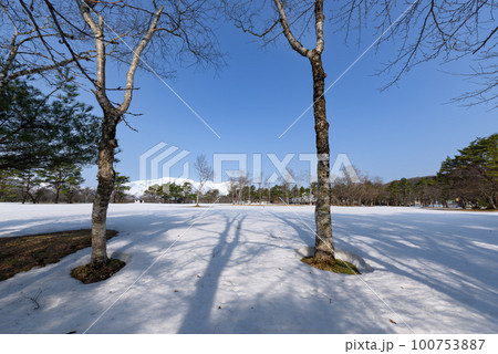 冬期休園中の美しい雪景色の吹上高原キャンプ場 100753887