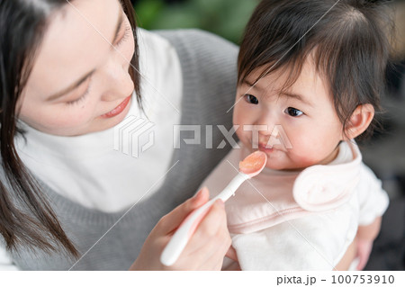 離乳食を食べる赤ちゃん 離乳食を食べる赤ちゃん 100753910
