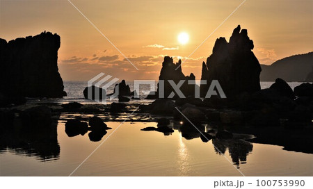 橋杭岩（和歌山県串本町） 100753990