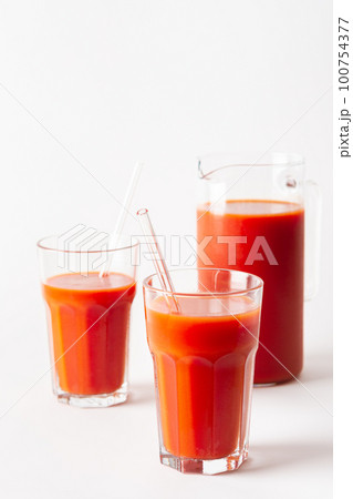 Freshly squeezed tomato juice 100754377
