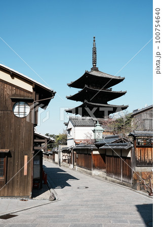 【縦写真】八坂の塔 100754640