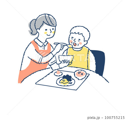 シニア女性の食事介助をしている介護スタッフ 100755215