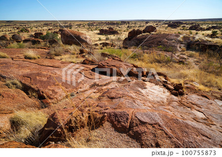 荒野に広がるデビルズマーブルの奇岩群 荒野に広がるデビルズマーブルの奇岩群 100755873