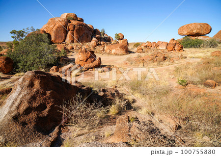 デビルズマーブルの荒涼とした風景 100755880