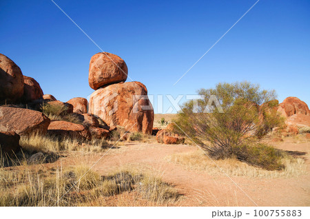デビルズマーブルの荒涼とした景色 100755883