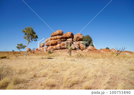 デビルズマーブルの巨大な岩が積み重なった風景 デビルズマーブルの巨大な岩が積み重なった風景 100755890