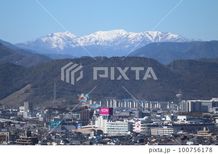 岐阜県と福井県にまたがる能郷白山(岐阜市から撮影) 岐阜県と福井県にまたがる能郷白山(岐阜市から撮影) 100756178