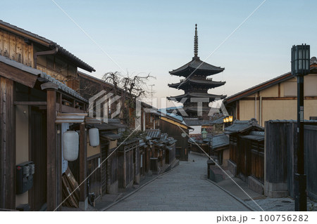 京都の八坂の塔 100756282