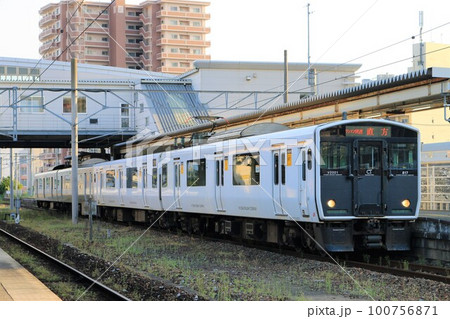 【JR九州】817系（福北ゆたか線：新飯塚駅） 100756871